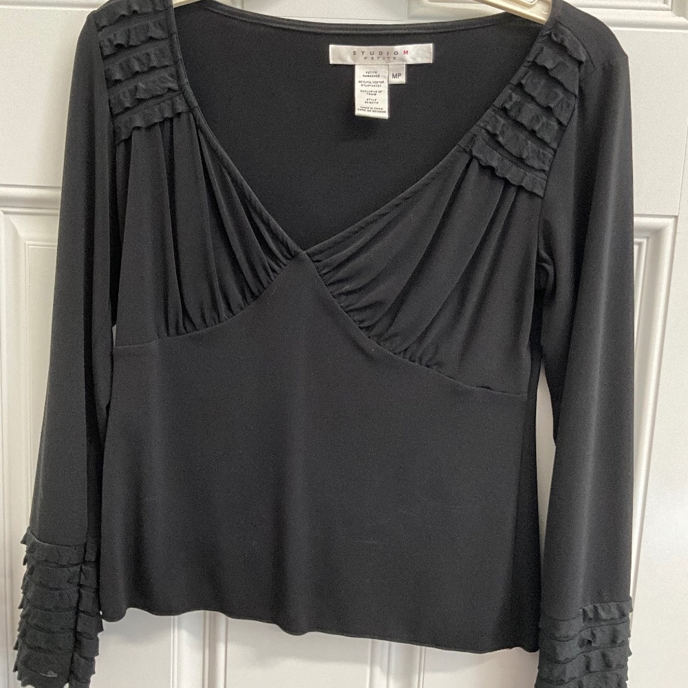 Studio M V-Neck Black Petite Medium Top